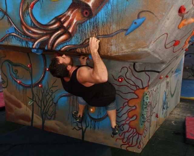 Esforzandose en la escalada artificial